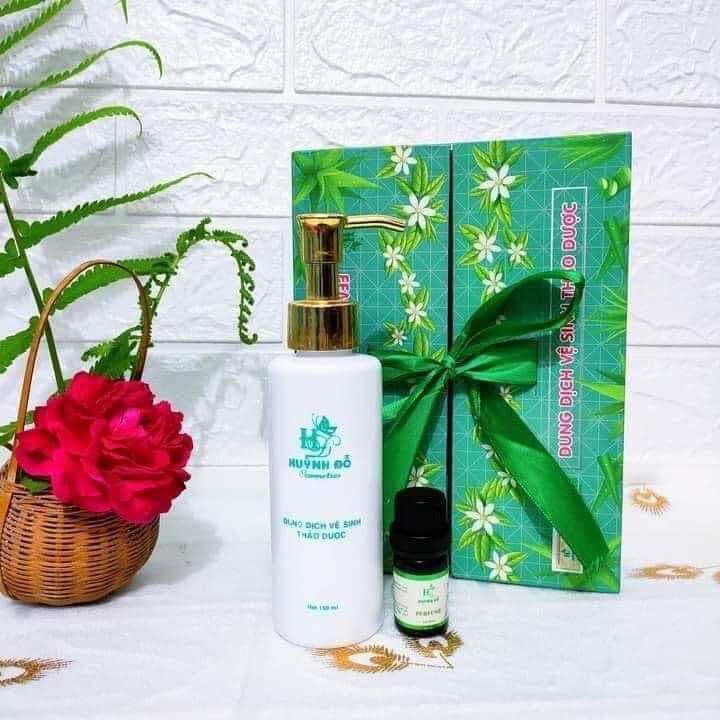 Dung dịch vệ sinh phụ nữ tặng kèm nước hoa vùng kín huỳnh đỗ. hương thơm dịu nhẹ dài lâu