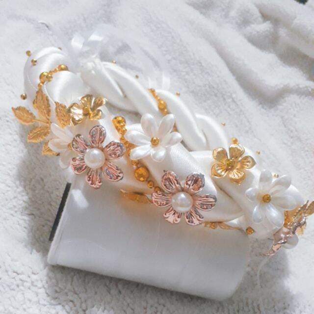mấn xoắn cô dâu màu trắng