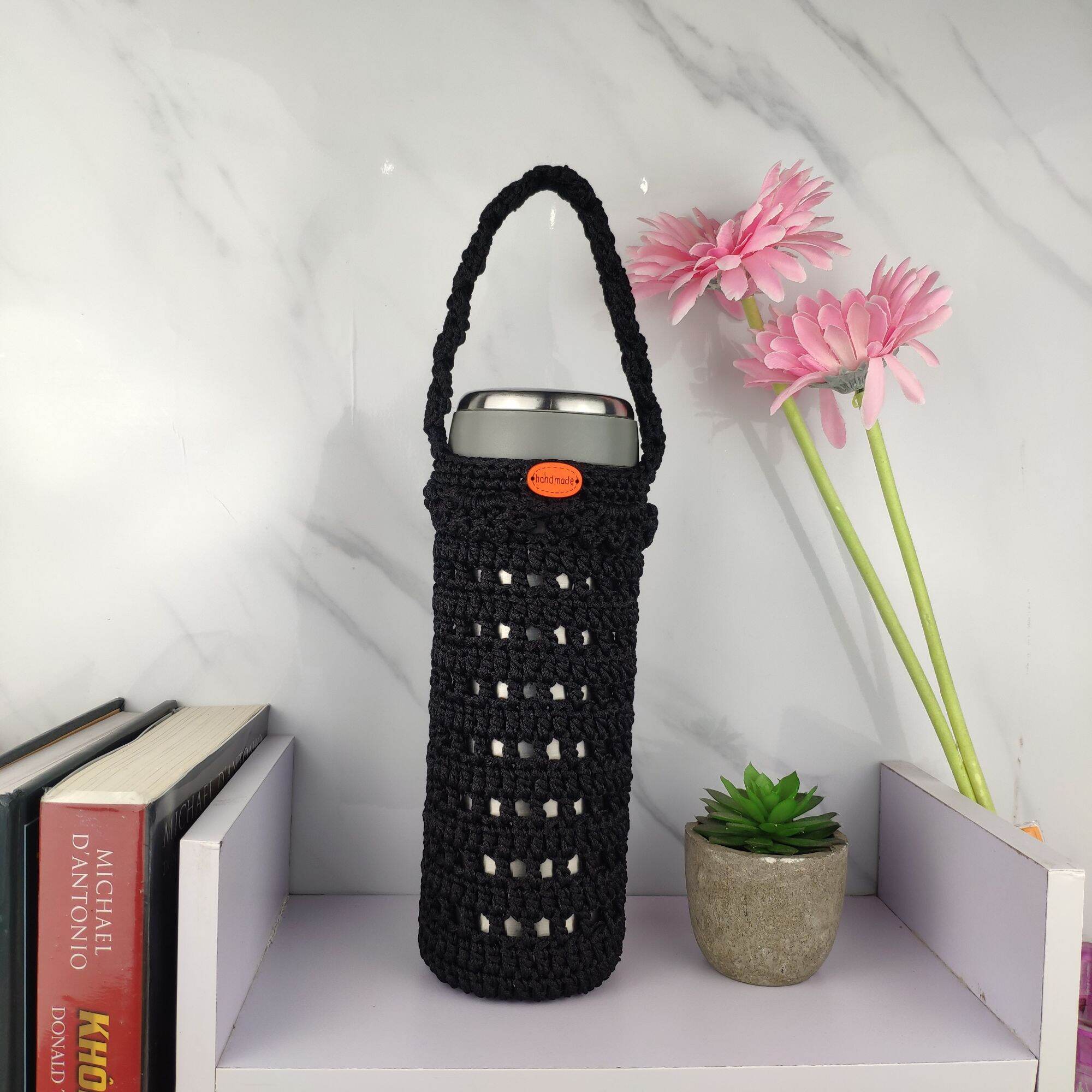 Túi đựng ly giữ nhiệt handmade   | Chất liệu len   | Thiết kế đan móc   | Có quai cầm   | Phù hợp đựng ly giữ nhiệt   | Trong nhà bếp hoặc văn phòng