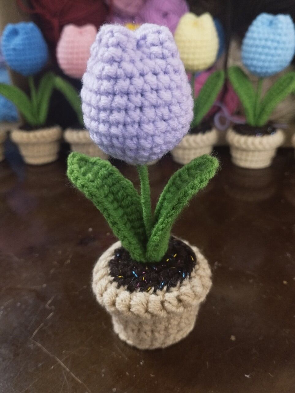 Chậu hoa tulip mini bằng len handmade