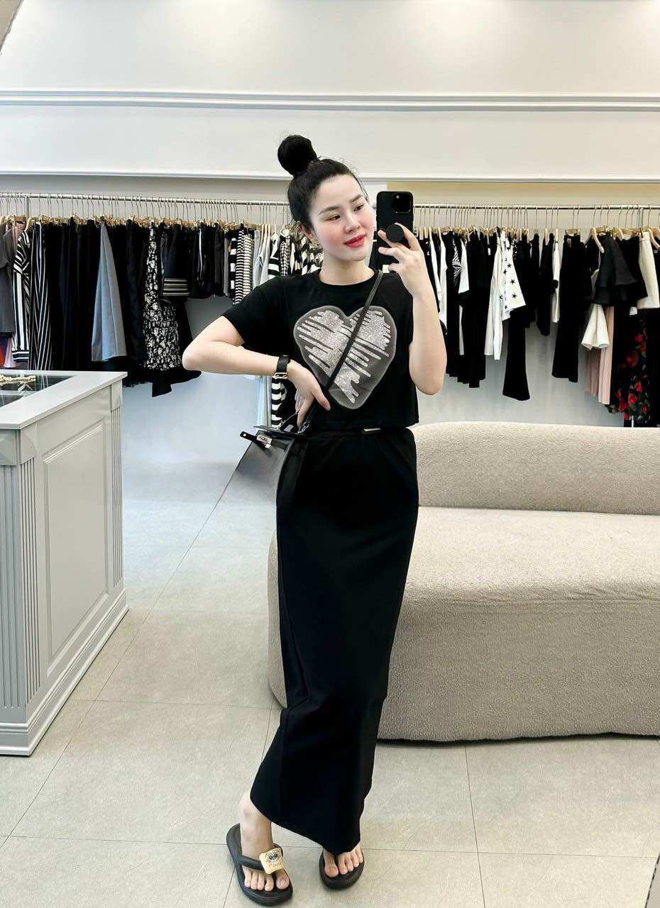 Set váy nữ, áo crotop, hình tim, chân váy dáng suông dài.