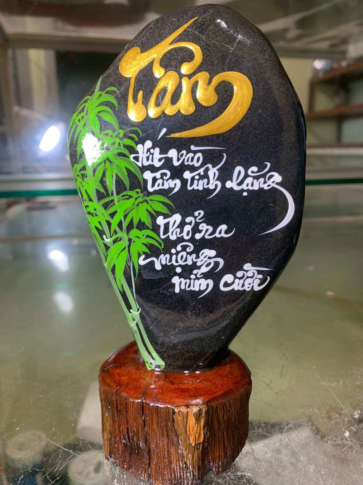 Thư pháp trên đá màu tự nhiên, thơ: “ TÂM “( Kl:1-1,5kg,C:14-16cm,R,8-10cm) ….viết chữ theo yêu cầu của khách hàng ...( TPTD01)