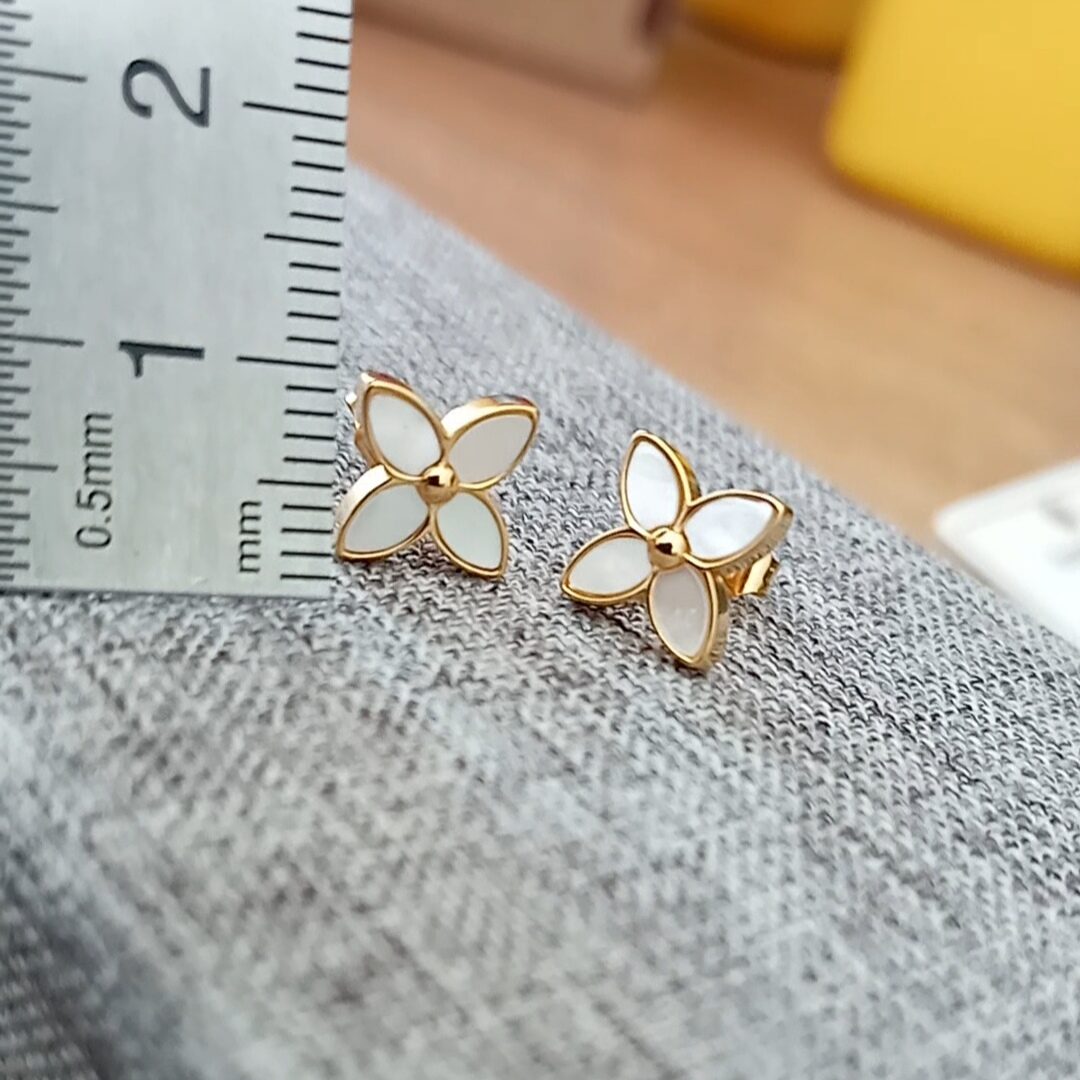 Bông tai titan mạ vàng 4 lá xà cừ trắng