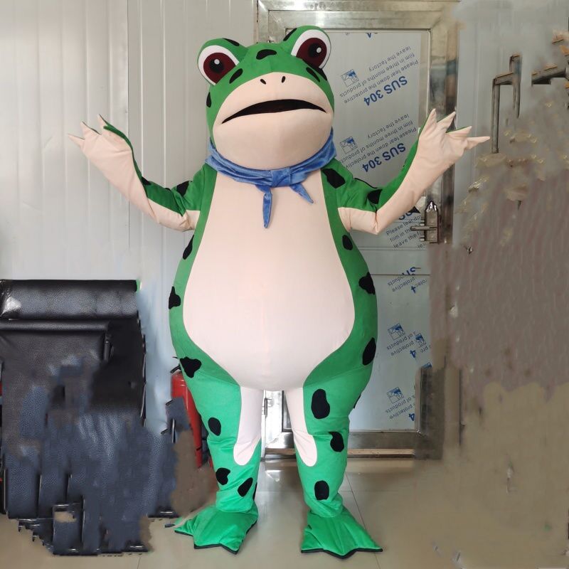 Mascot hoá trang ếch mẹ bán ếch con tặng 5 ếch con quạt gióvà sạc dự phòng