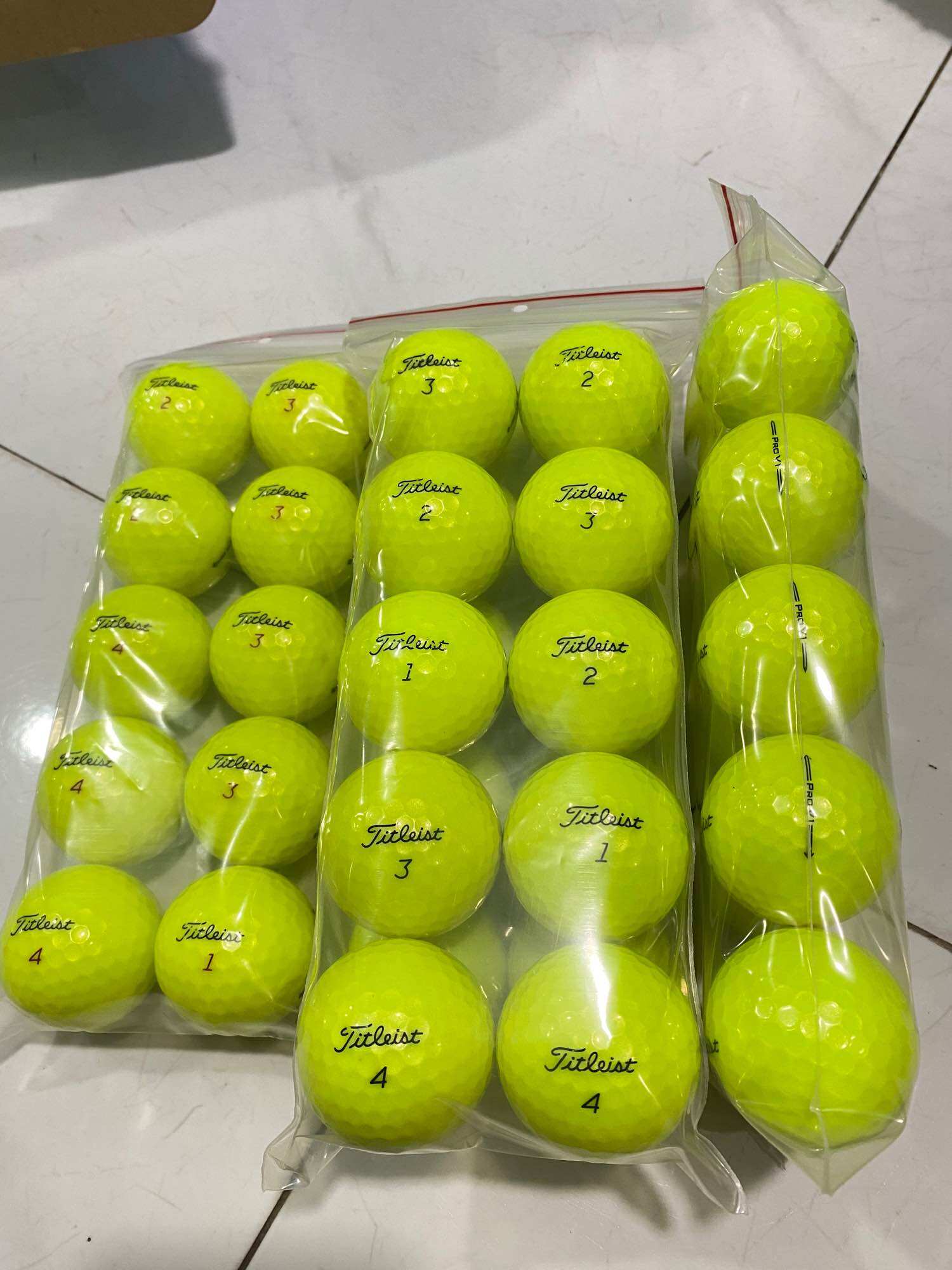 Bóng golf Titleist ProV1 màu vàng độ mới 90%
