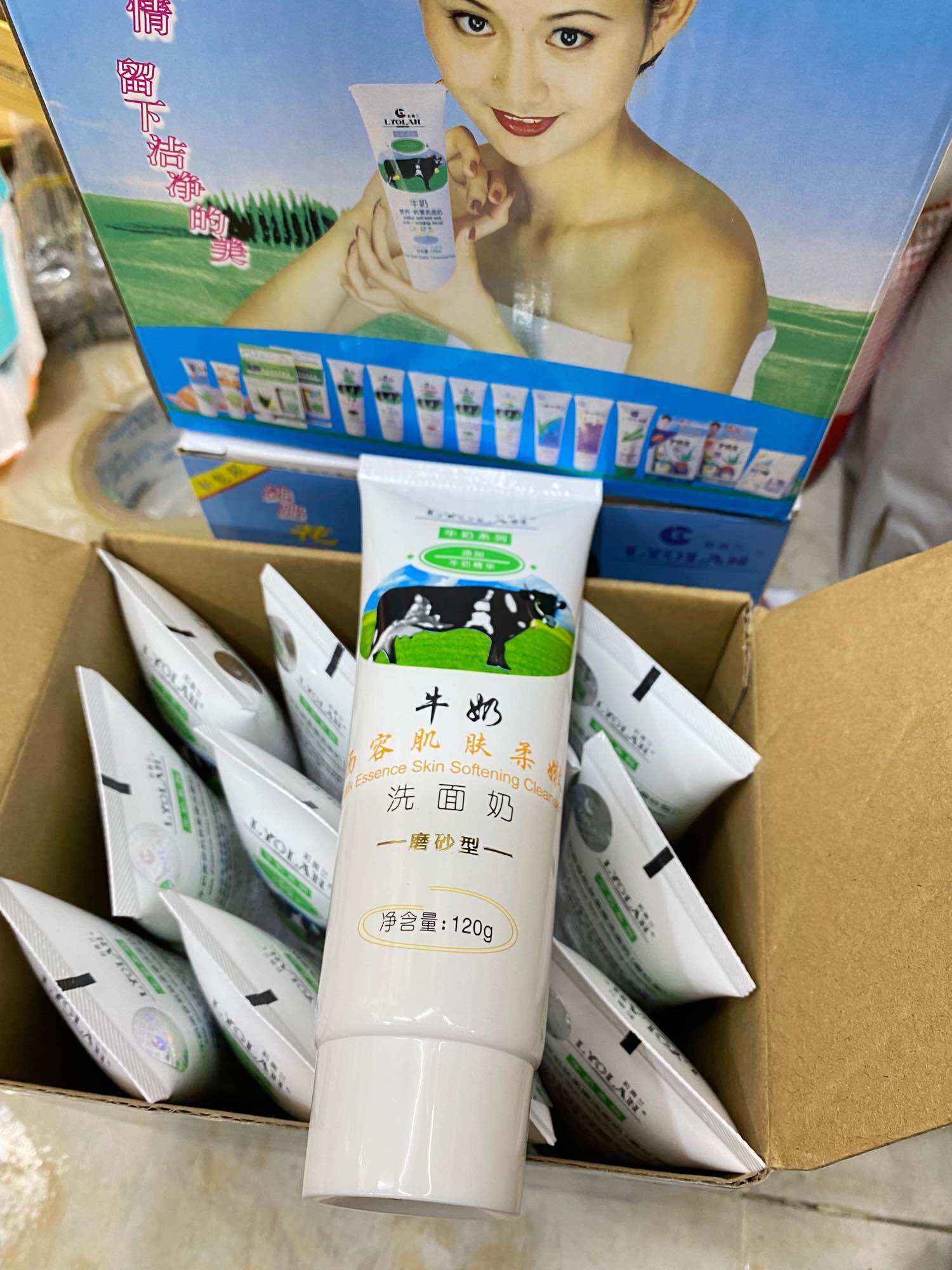 Sữa rửa mặt sữa Bò - Dưa leo LYOLAN 120gr