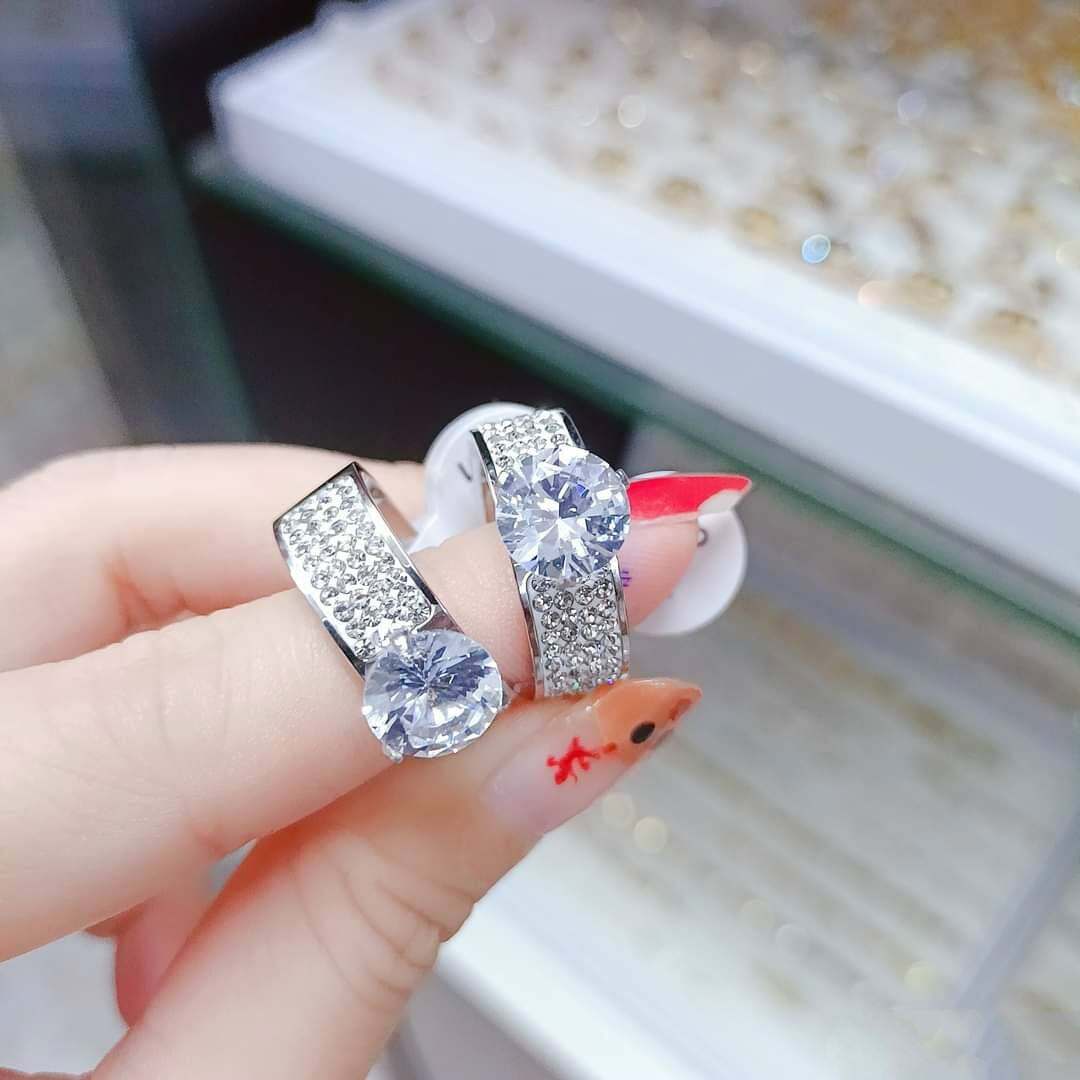 NHẪN TITAN SIÊU ĐẸP ĐÍNH XOÀN 8 LI CAO CẤP- TITAN SIÊU BỀN MÀU KO ĐEN KO PHAI