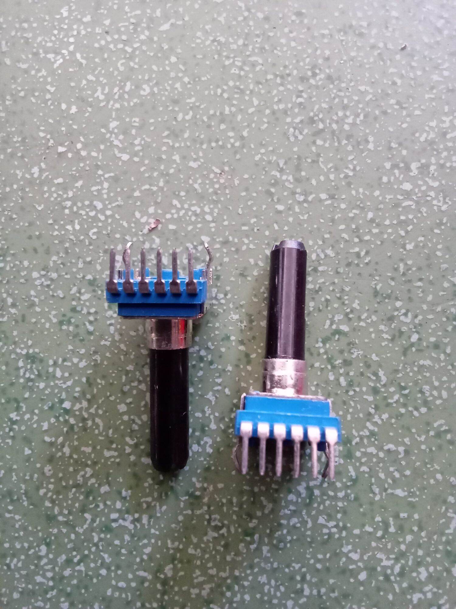 1 CHIẾC VOLUME MIXER 6 CHÂN 10K