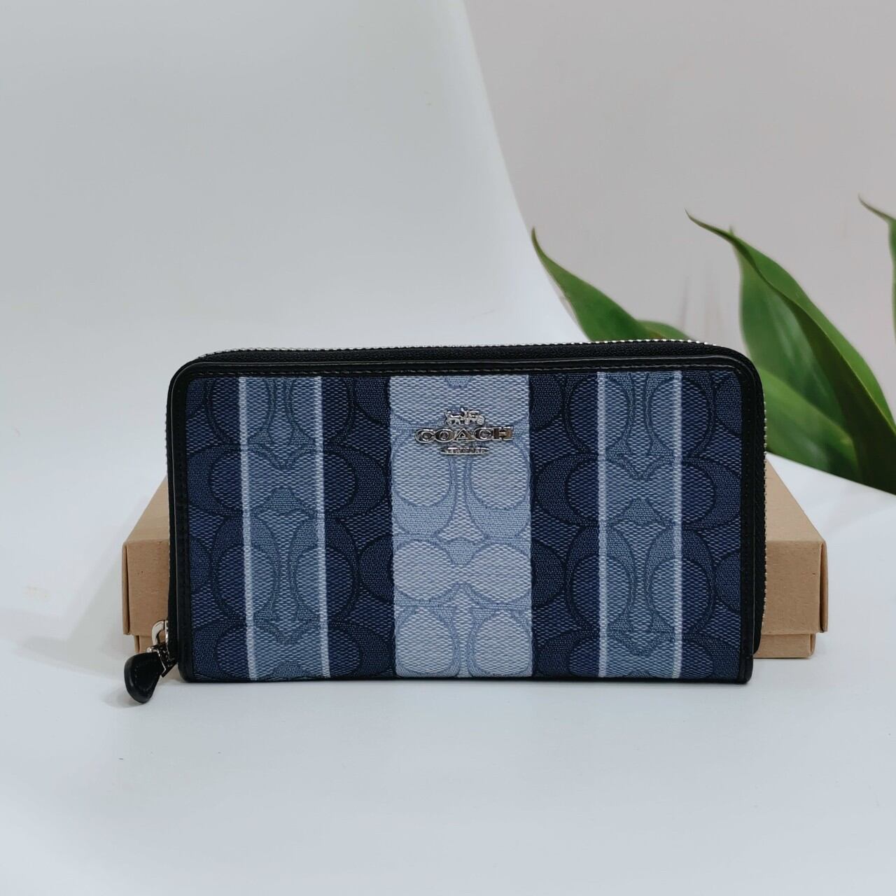 Ví COACH - Medium Id Zip Wallet In Signature Jacquard With Stripes chuẩn xịn xò