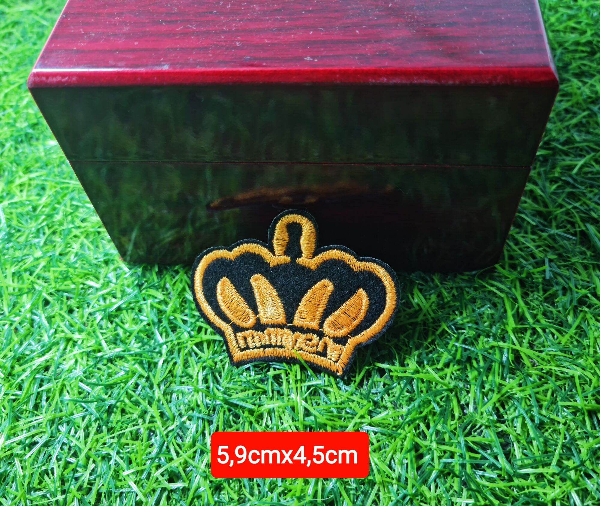 Sticker Thêu Ủi Huy Hiệu Vương Miệng MS66643