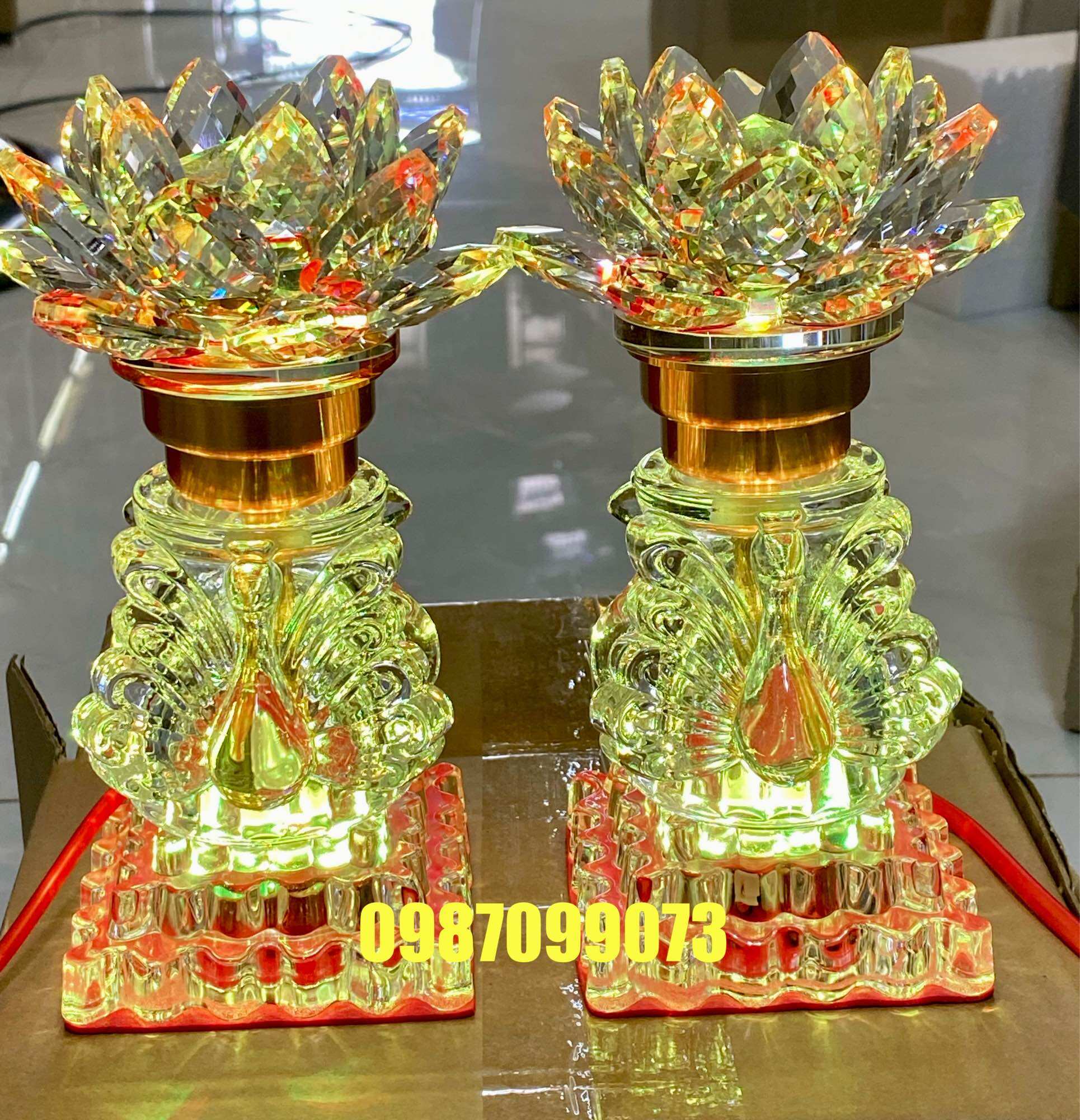 Một đôi đèn thờ pha lê hoa sen kiểu dáng thiên nga