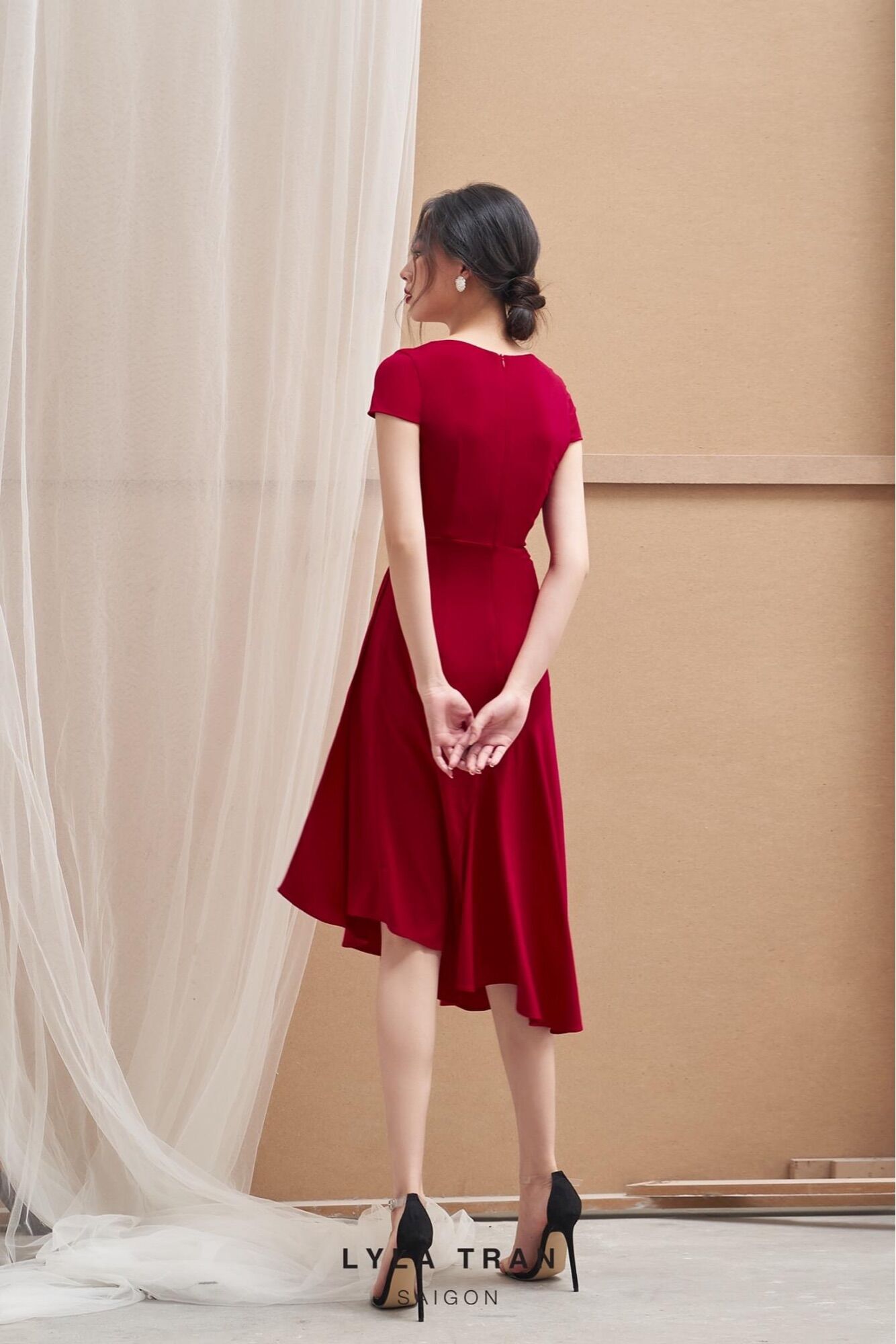 Đầm A tay con xếp ly eo dấu bụng màu đỏ (MIRA)