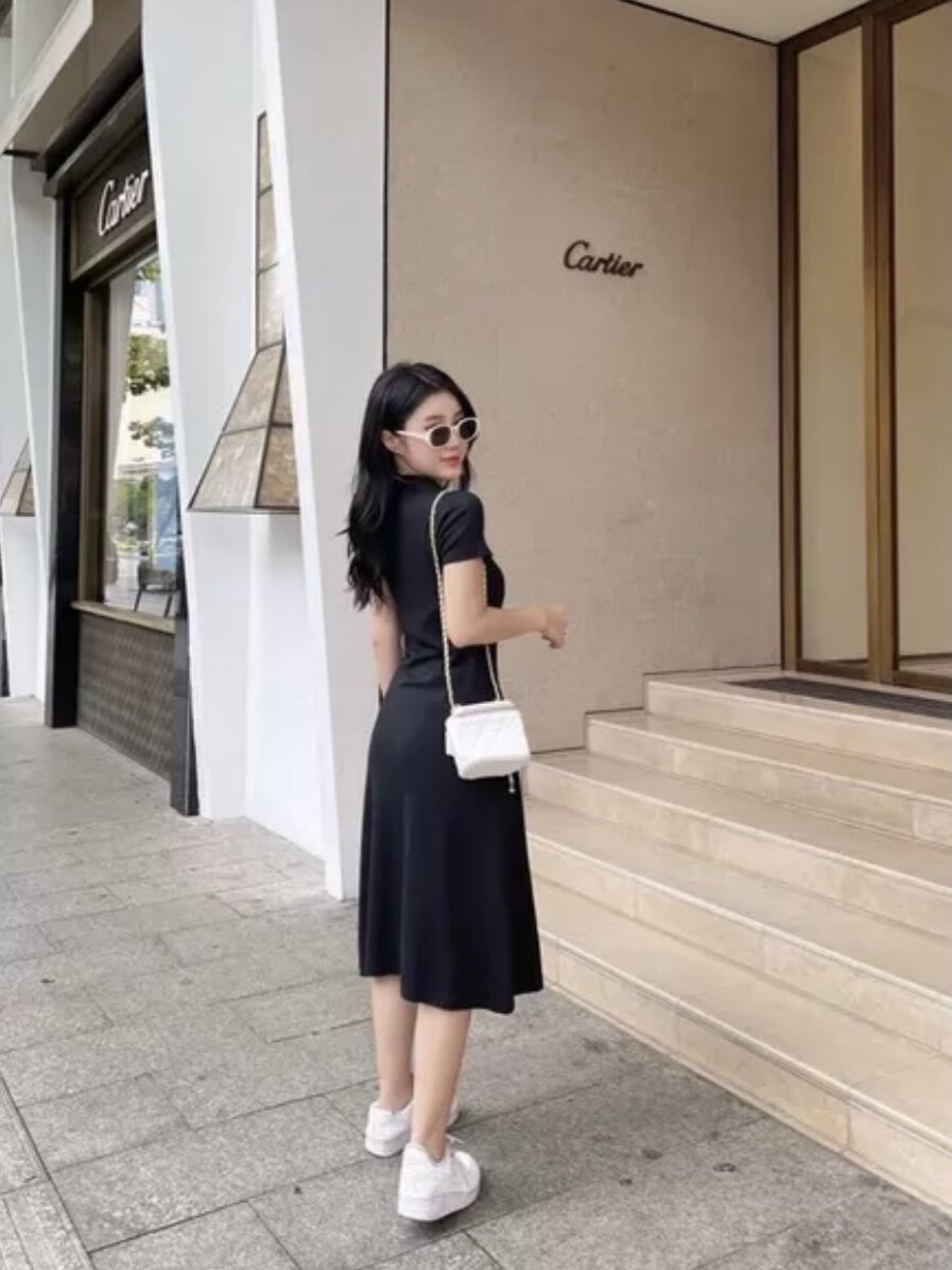 Đầm nữ khoét cổ
