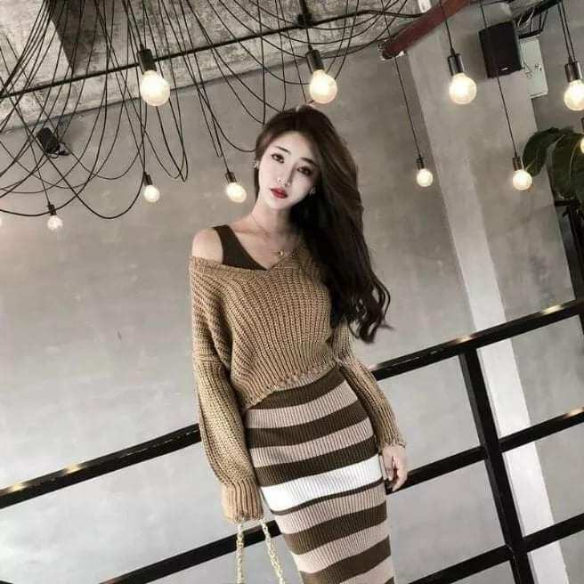 Đầm len sọc kèm áo trễ vai