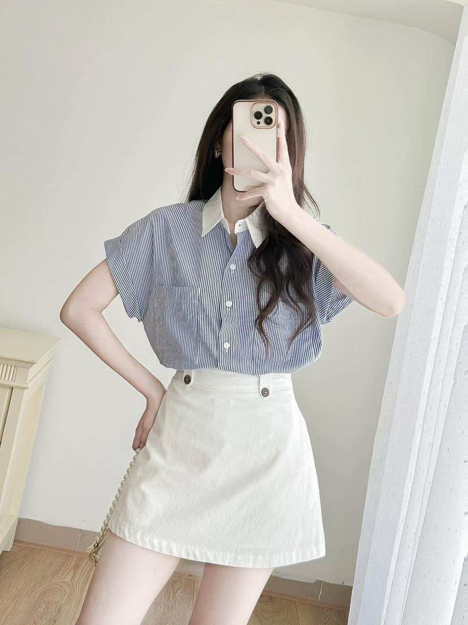 Áo sơ mi kẻ GU tay vạy phối cổ trắng
