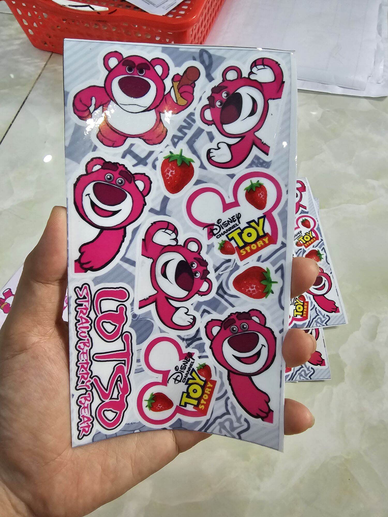 Tem logo gấu dâu lotso mini 9x18cm dán trang trí xe mây