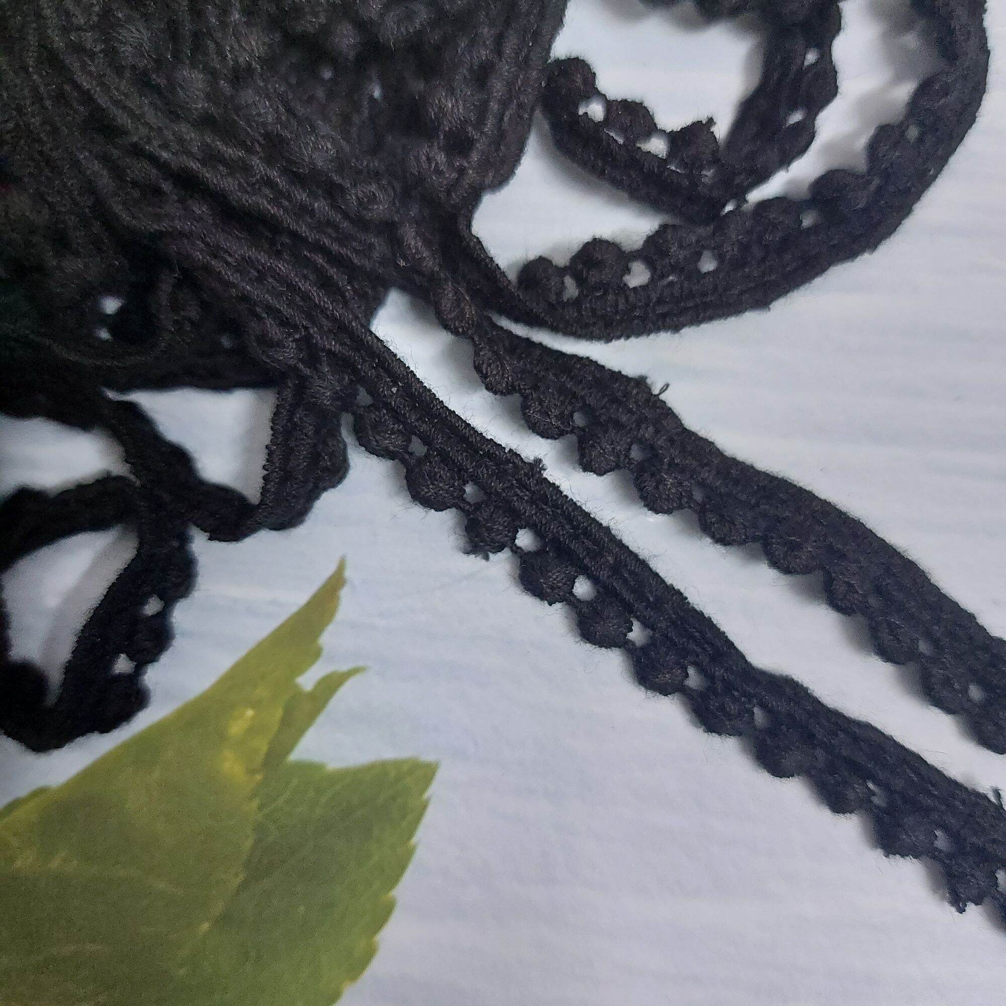 Ren chỉ cotton pom pom ,màu đen ,bản 7 MM.