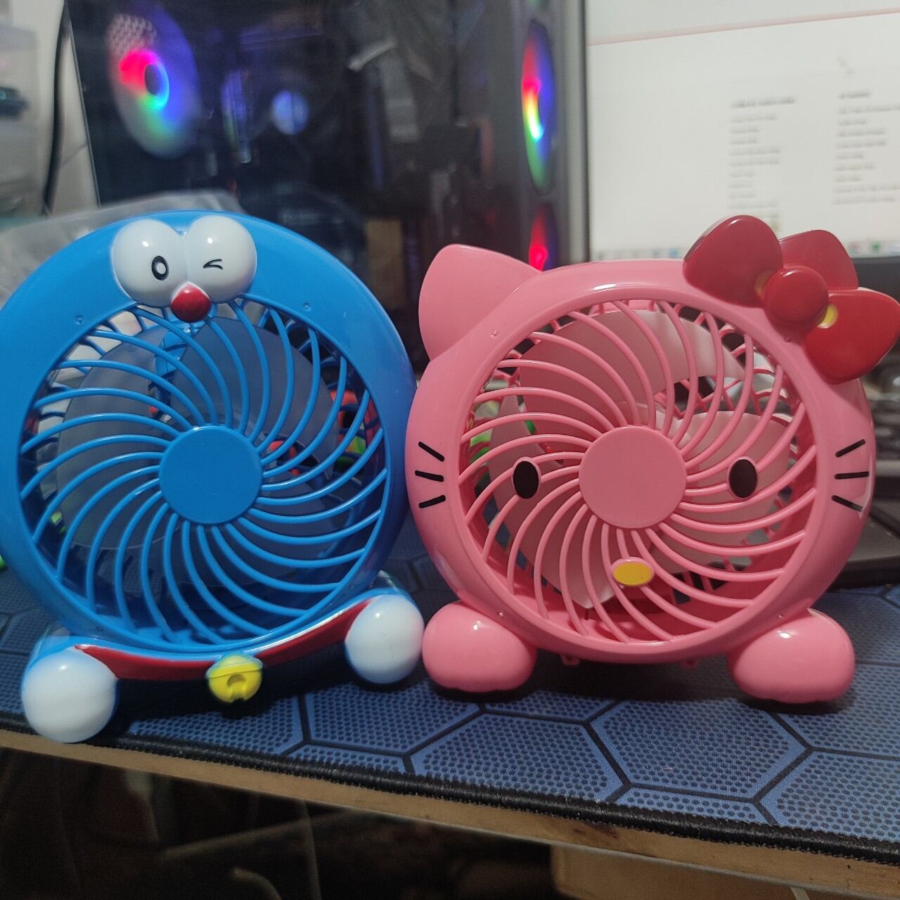 Quạt mini tích điện để bàn và cần tay hình hello kitty và doremon