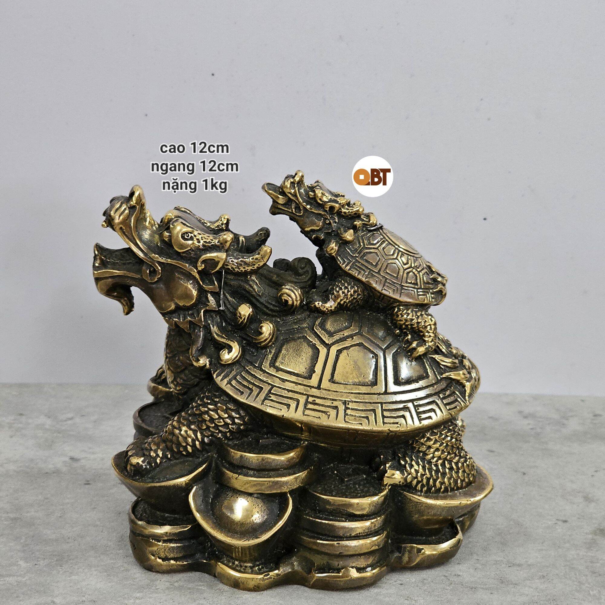 Long Quy cõng con màu nâu bằng đồng