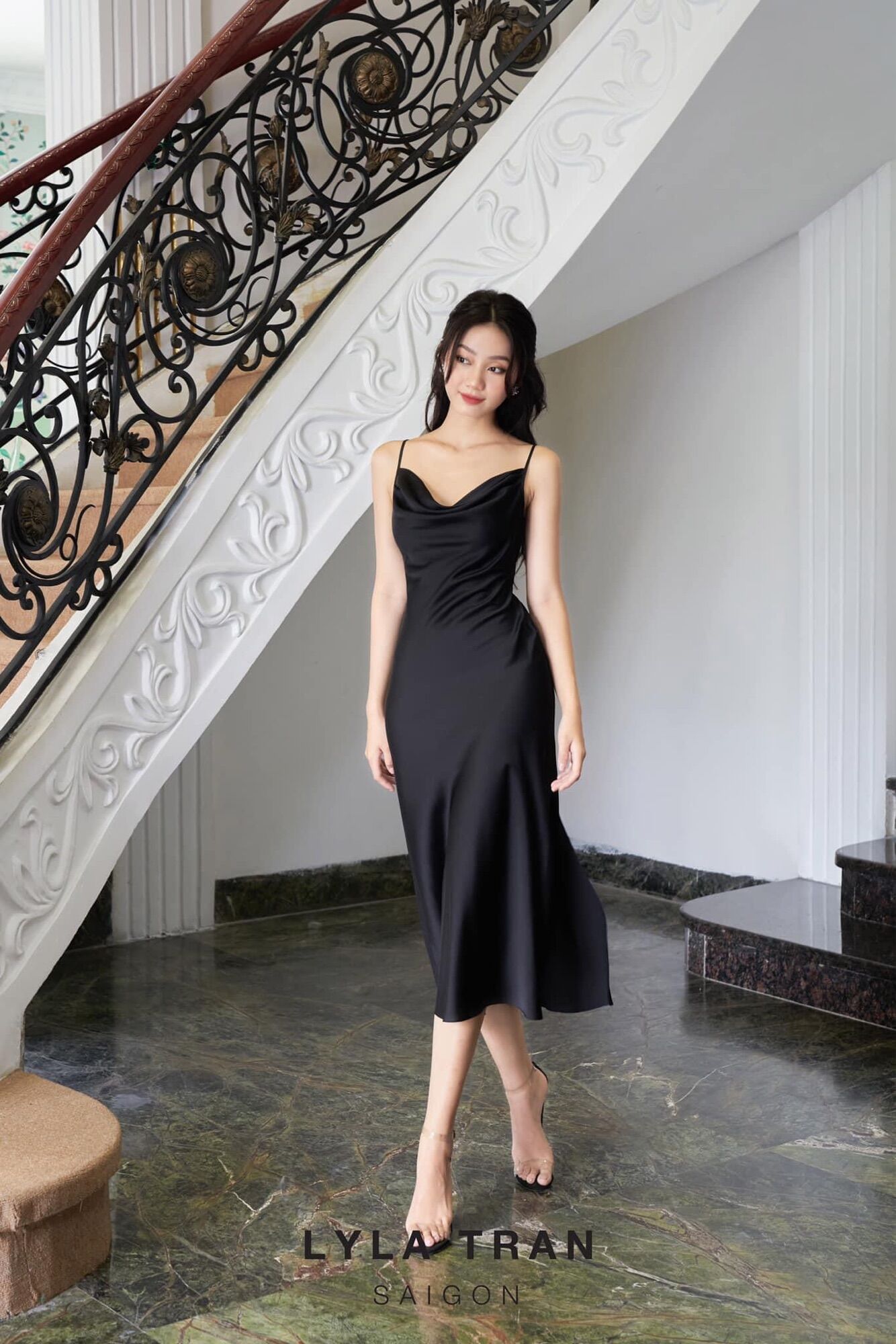 Đầm lụa hai dây cổ đổ tôn dáng