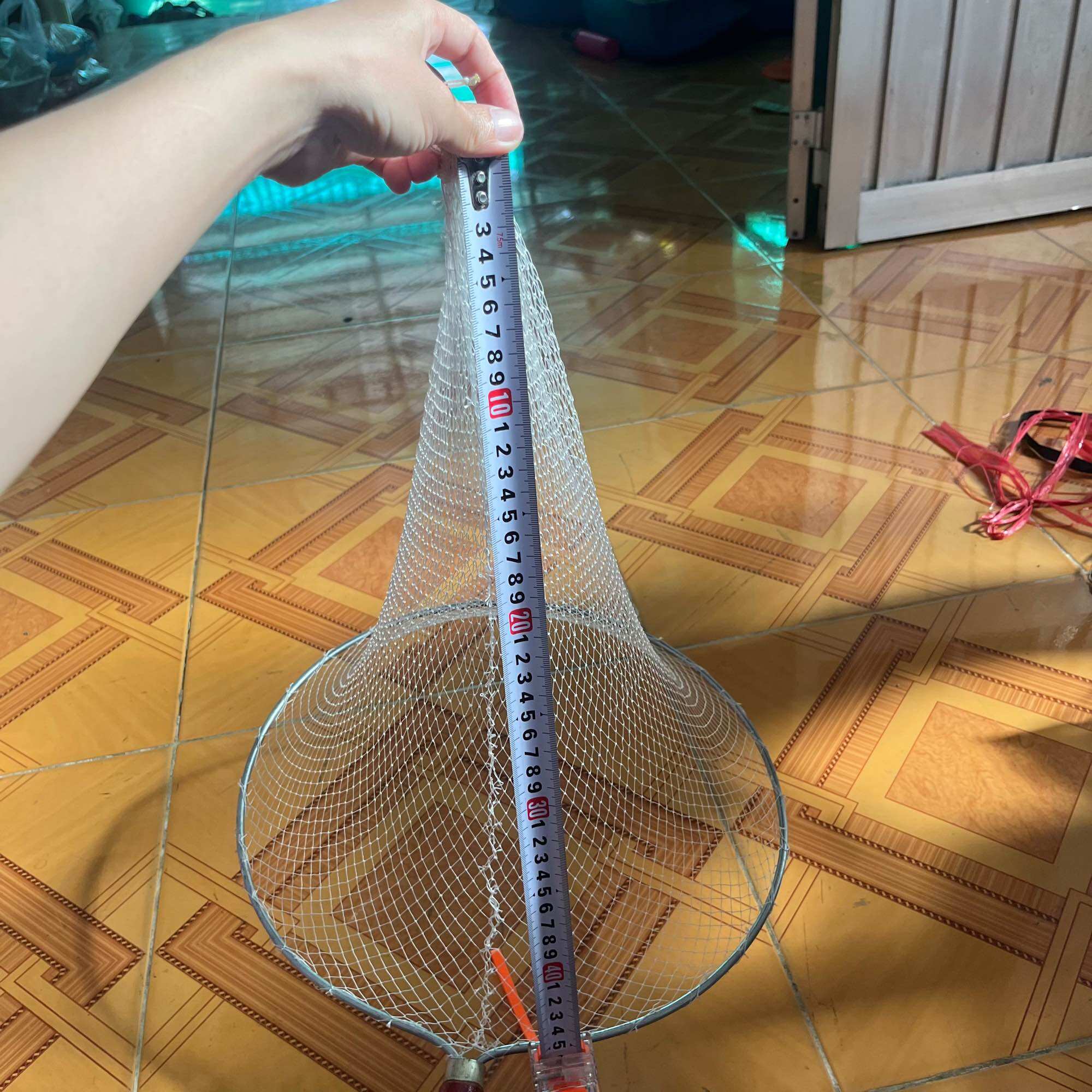 Vợt tròn vớt cá cán gỗ đường kính 34cm