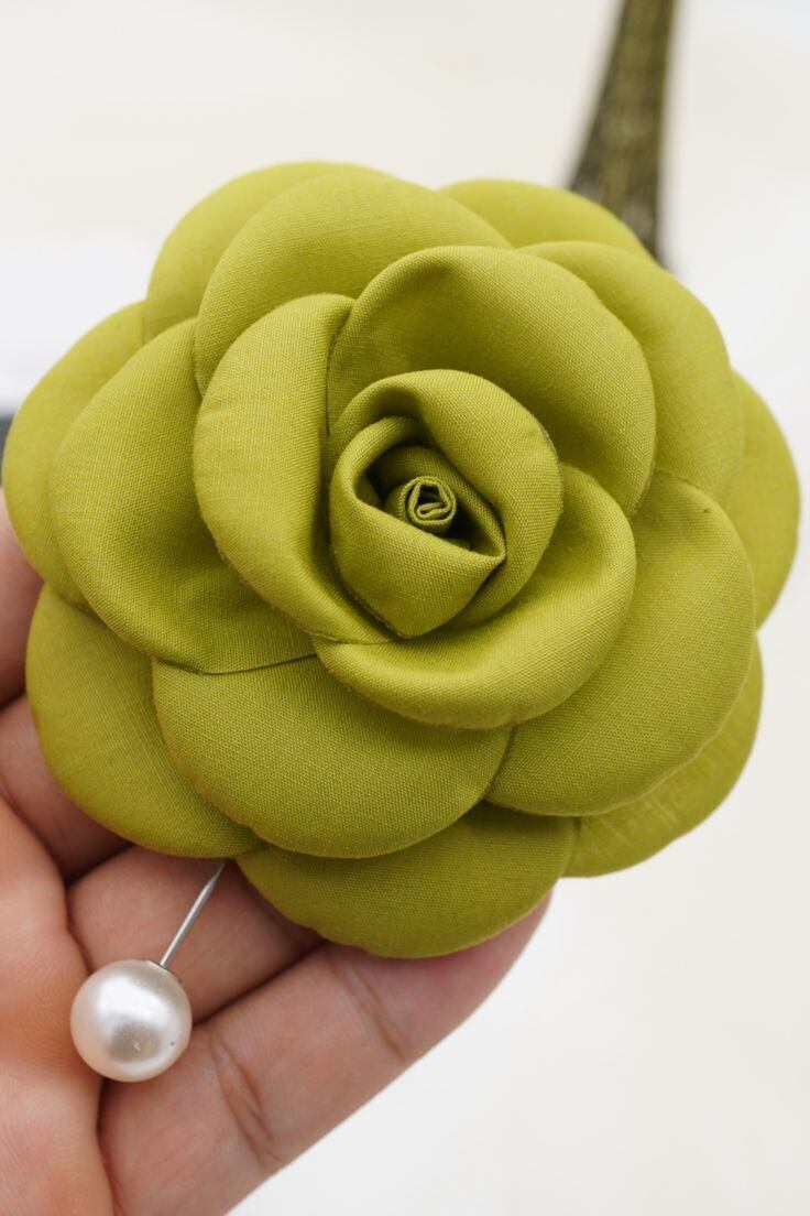 Hoa cài áo handmade bông hoa trà lụa màu bơ