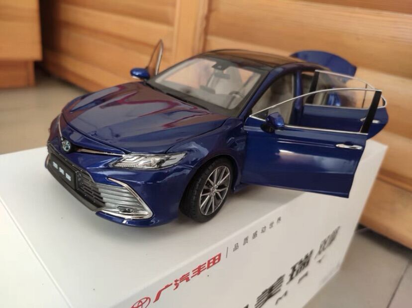 Mô hình xe Toyota Camry 2022 tỉ lệ 1 18