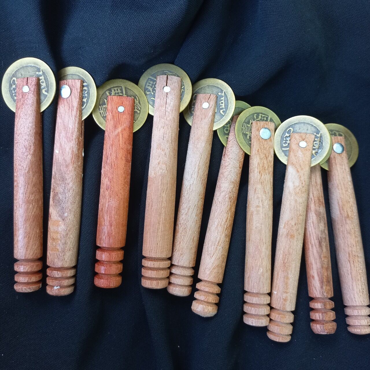Cây đồng xu cạo gió cán gỗ (10cm)