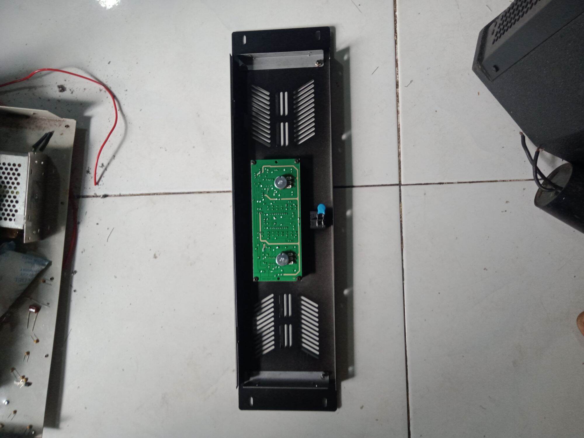 mặt trước amply lên thành cục đẩy như hình