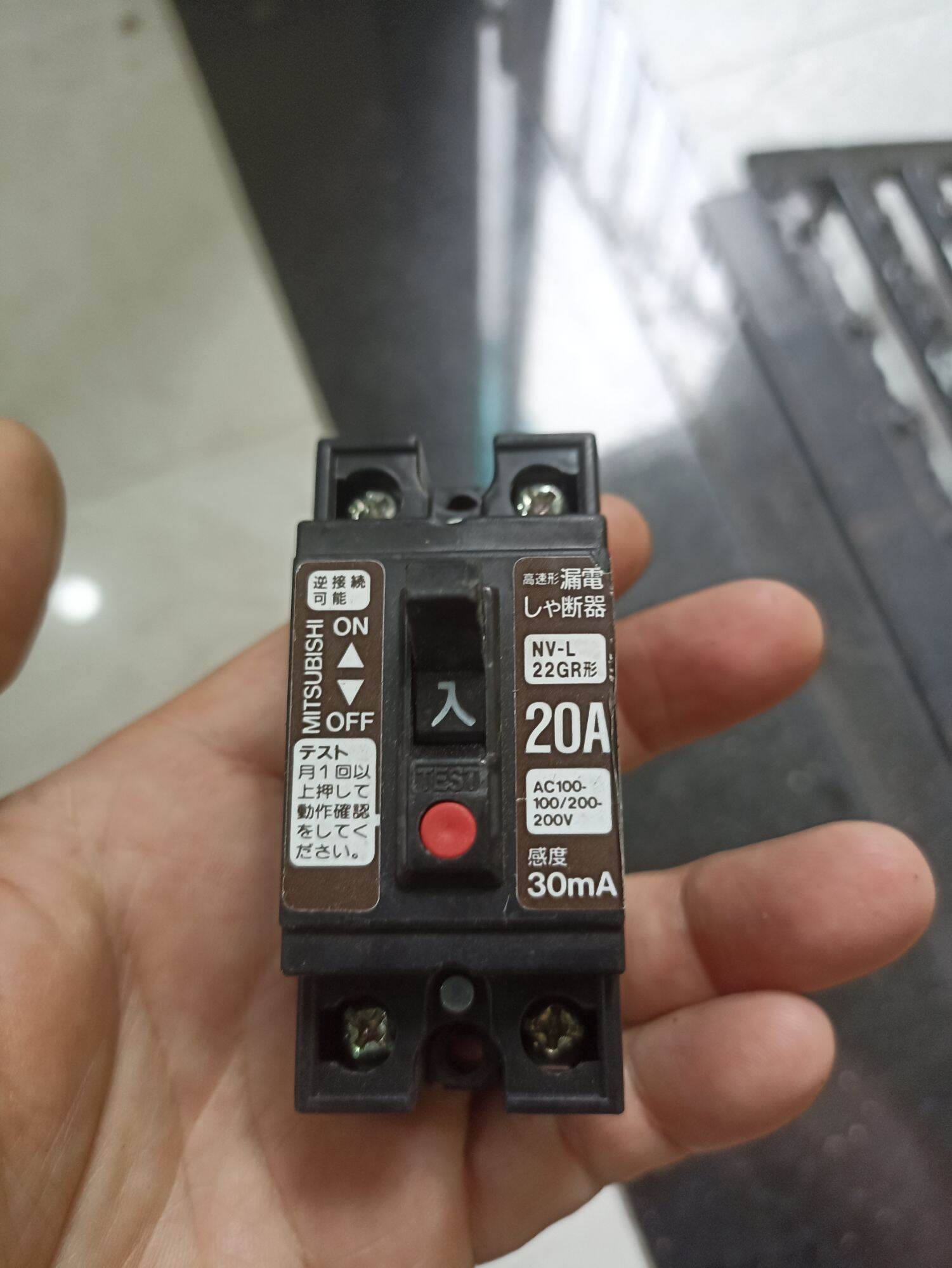 cb chống giật 20A mitsubishi