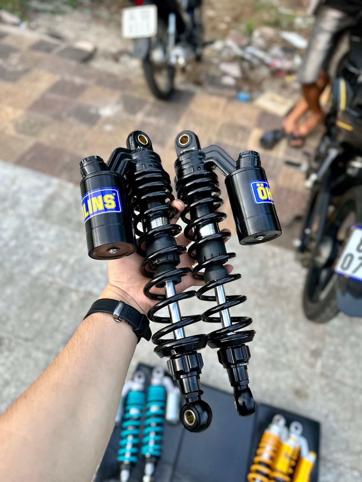 Wave / Sirius Rear Forks Have a Yellow Oil Tank That Can Be Installed on Many Other Vehicle Models.