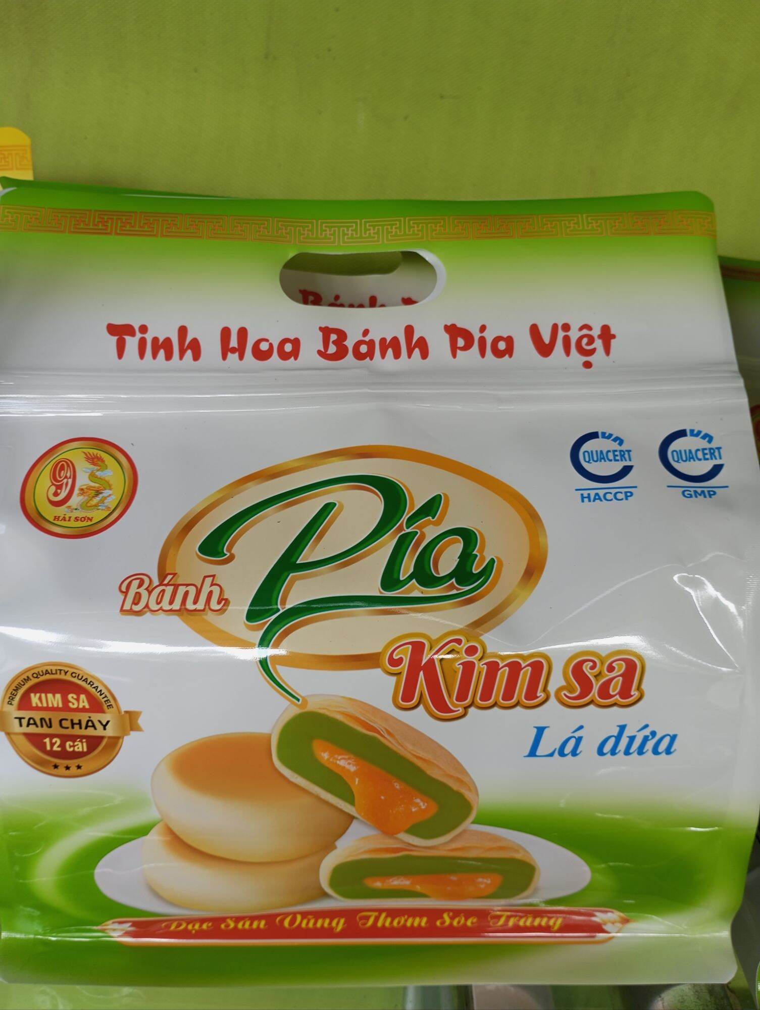 Bánh pía kim sa đậu xanh trứng muối tan chảy