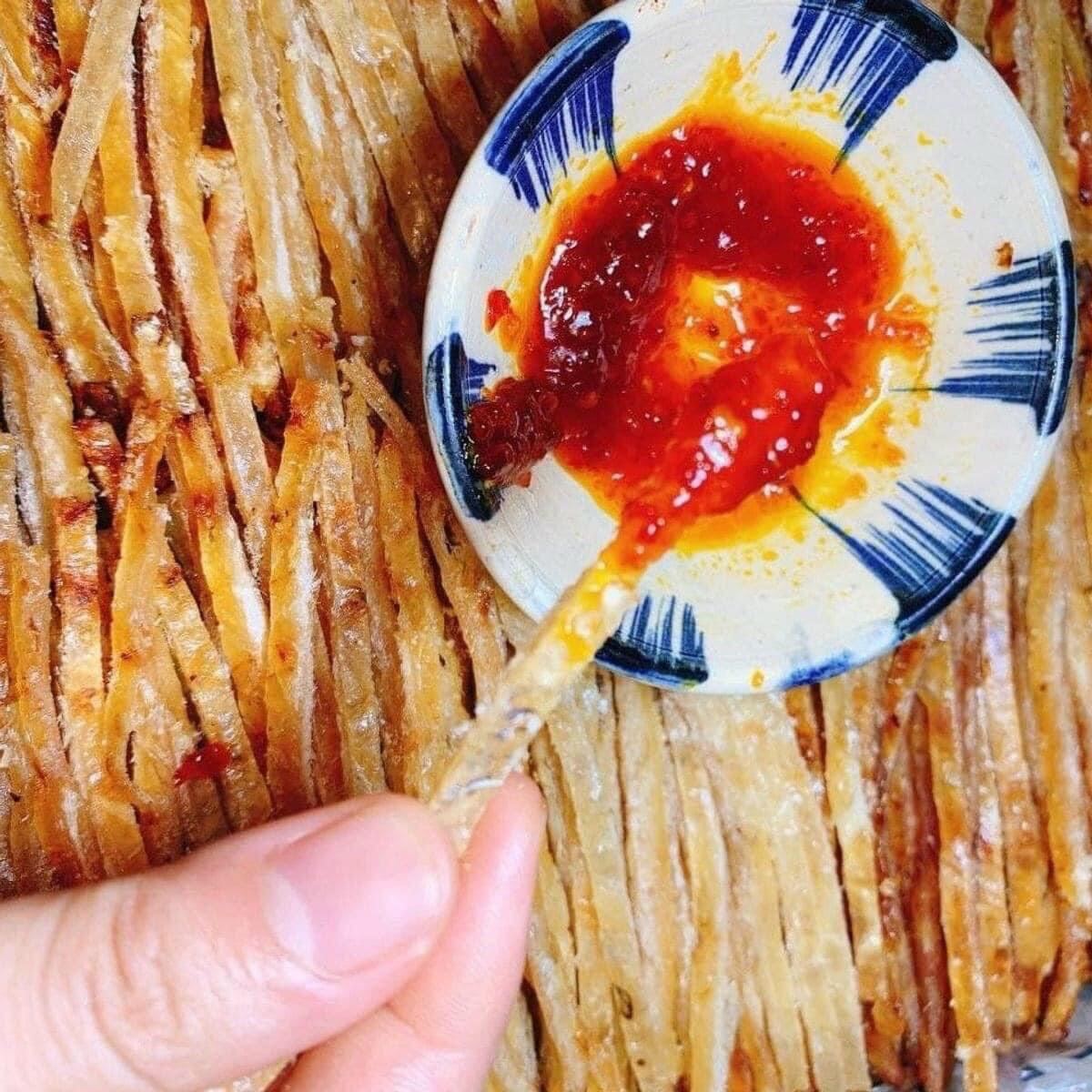 KHÔ CÁ THIỀU QUE (sợi)
.KHÔ CÁ THIỀU MIẾNG

pet 250gr 