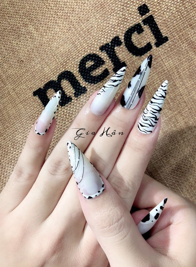 Nail box hoạ tiết ngựa vằn thiết kế theo phom móng