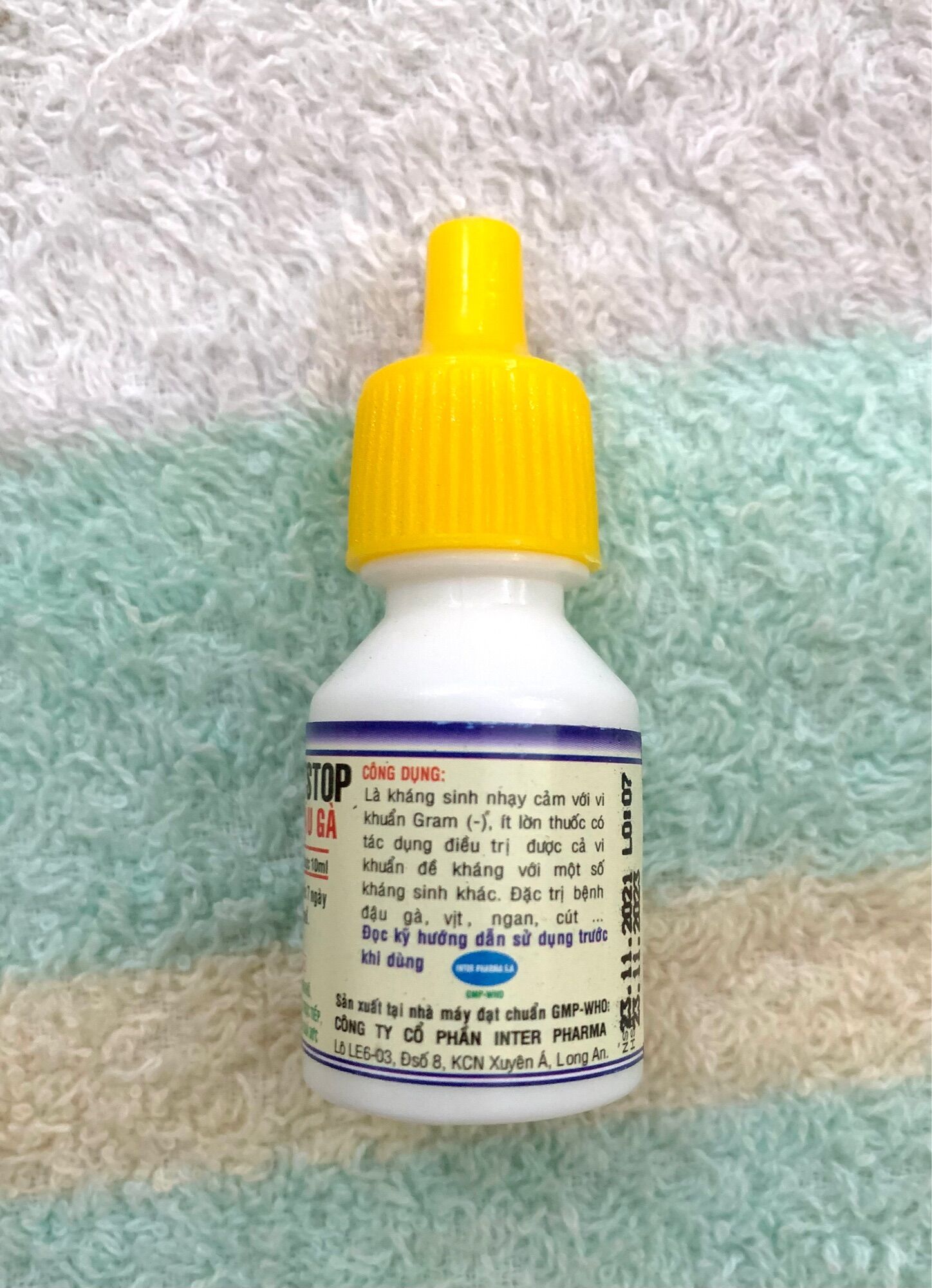 1 chai tr.ị mụn cóc ( đậu) cho gà vịt.
