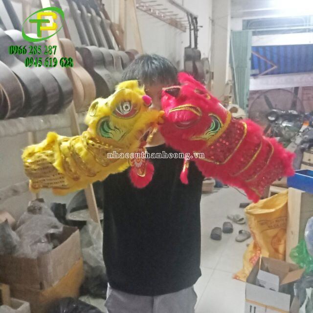Múa lân cầm tay mini có đèn cho bé