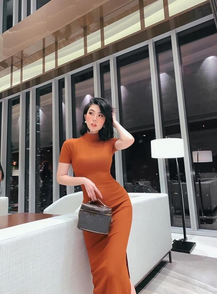 Đầm body cổ lọ tay ngắn xẻ tà.