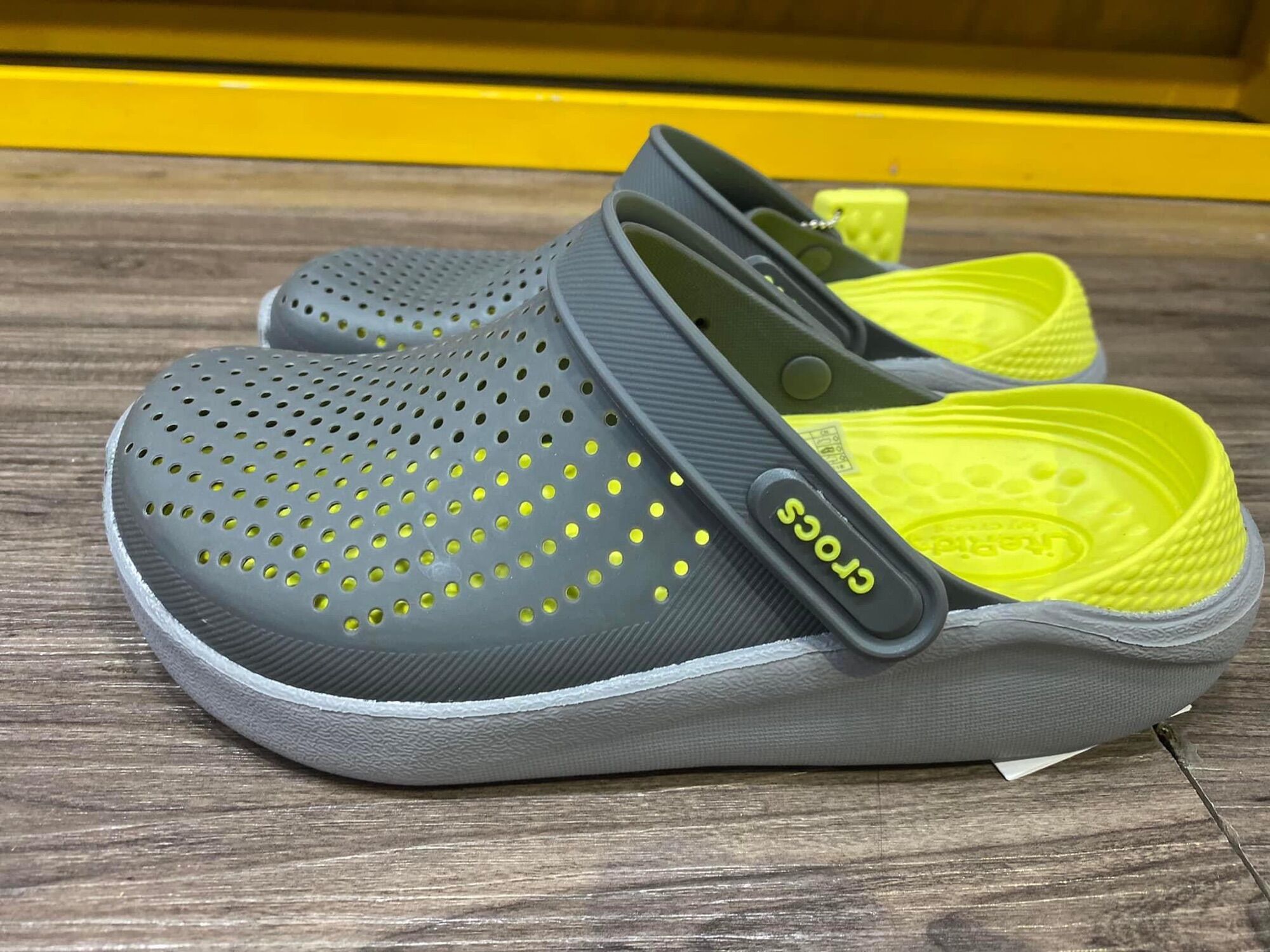 Dép Sục nhựa Crocs Literide chống thấm nước (Màu xám/vàng)
