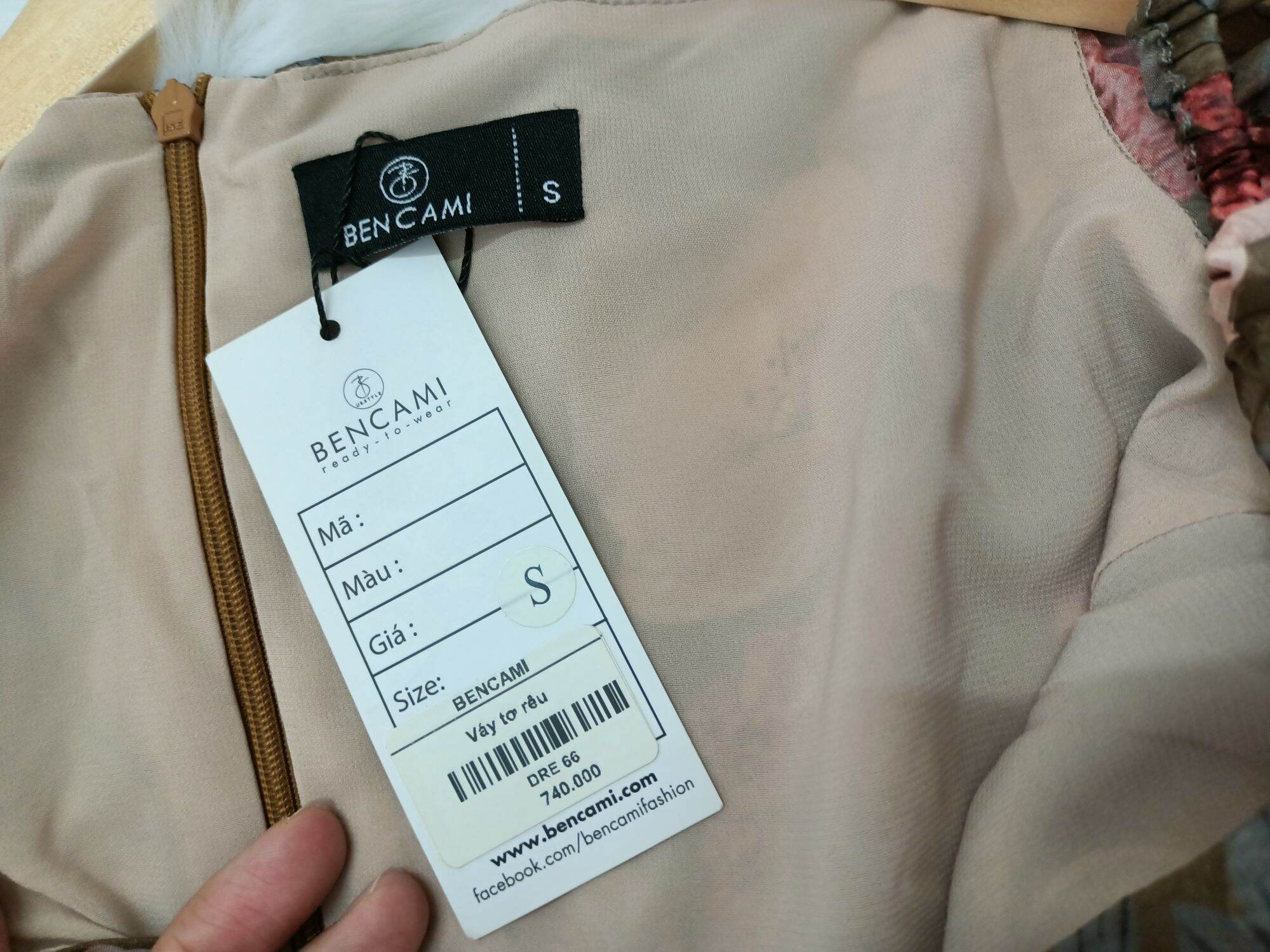 Váy tơ rêu của Bencami, size S