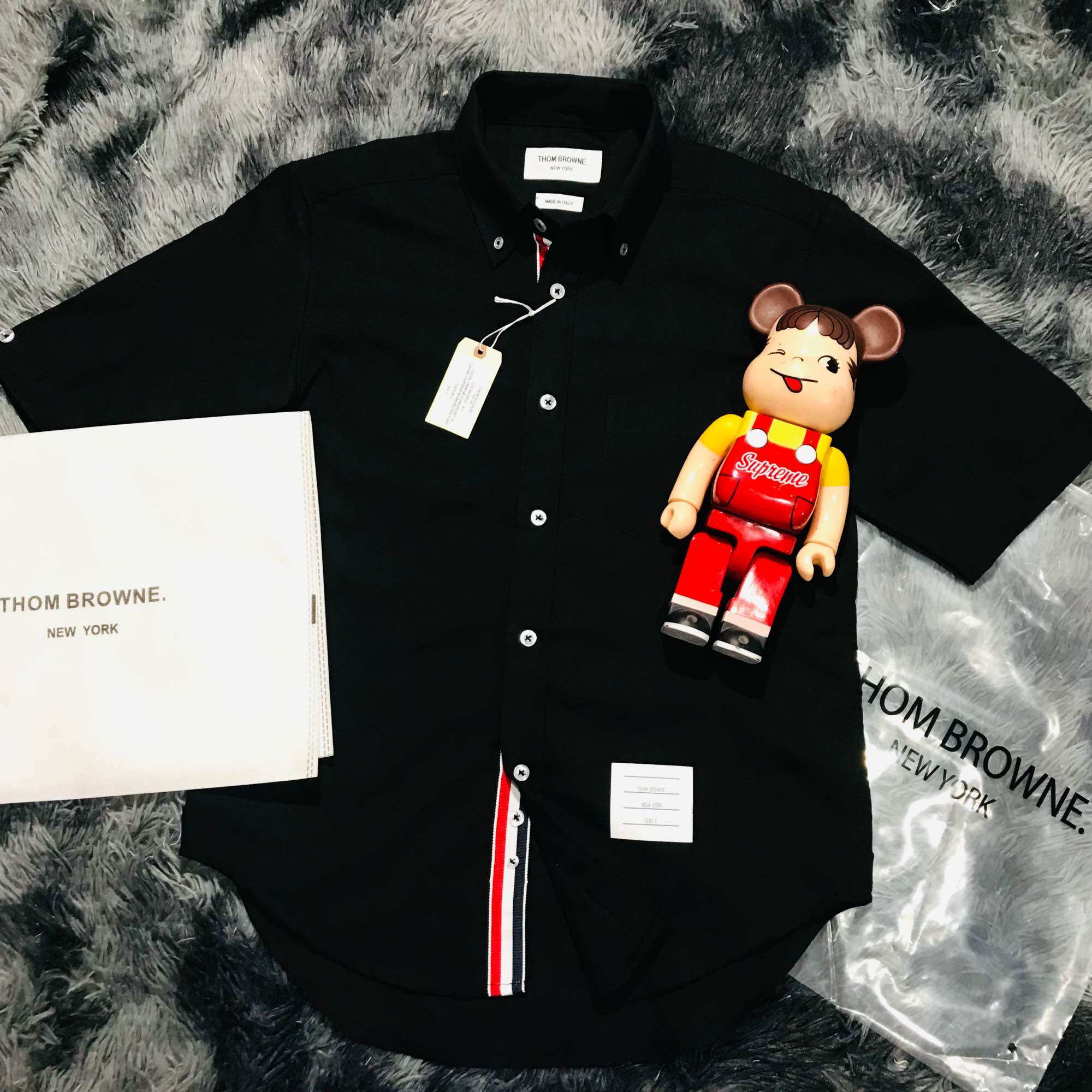 Áo sơ mi Thom brown ‘ e, tay ngắn, đen, viền trong đẳng cấp