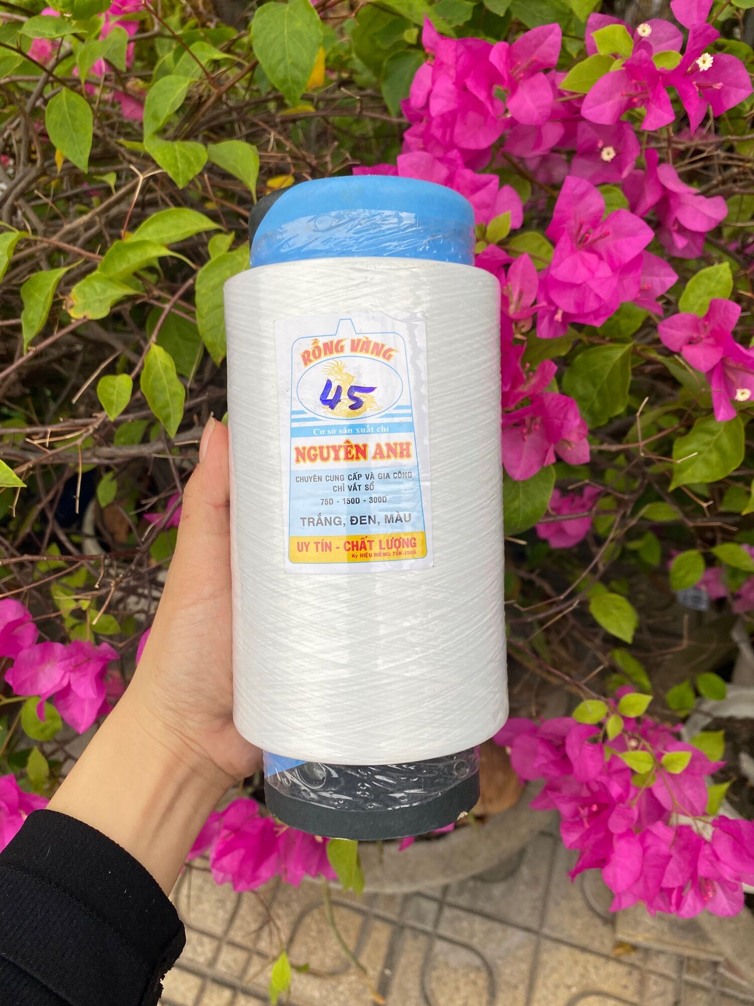 Chỉ tơ vắt sổ có 2 màu trắng đen