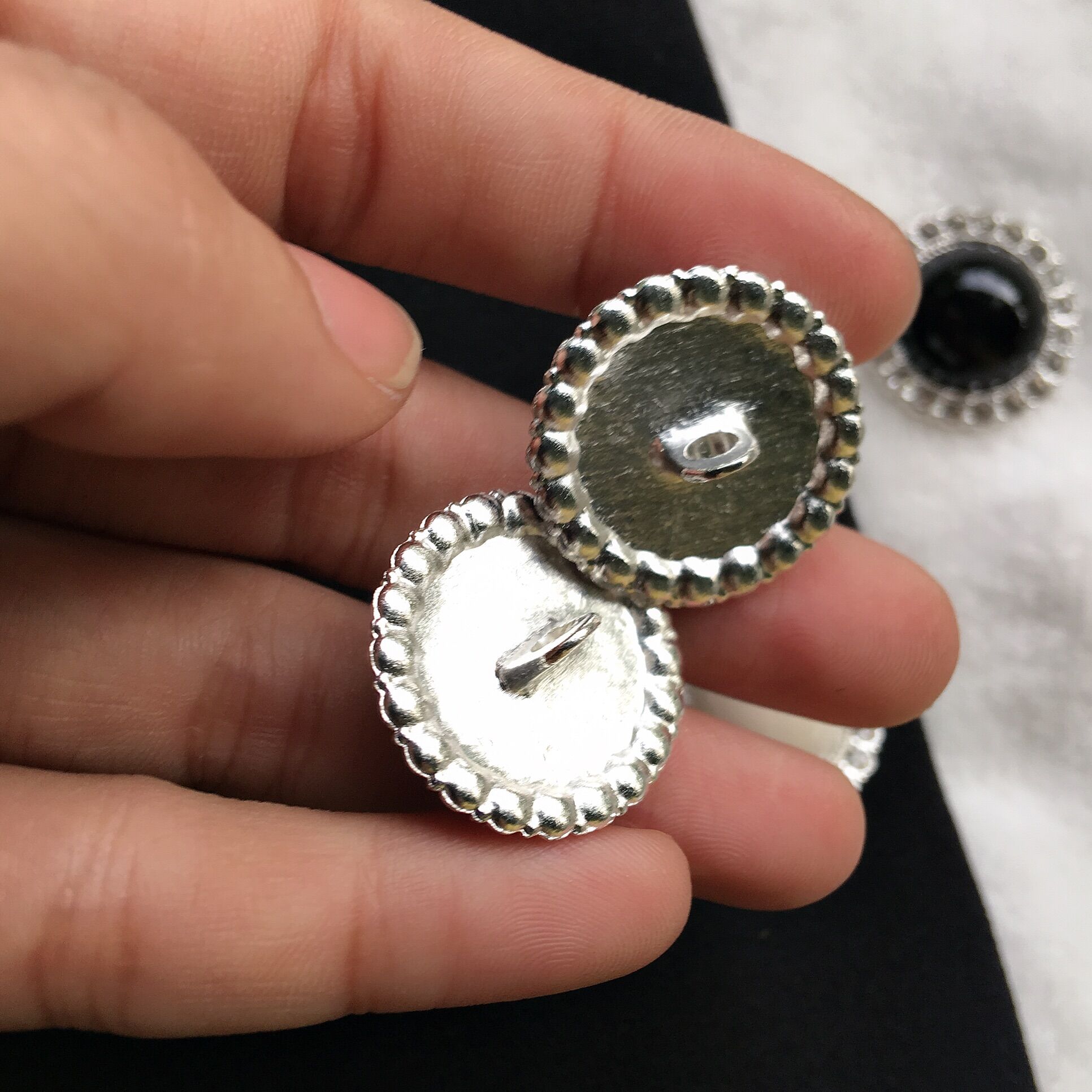 1 NÚT CƯỜM trơn bóng láng size 2.3cm