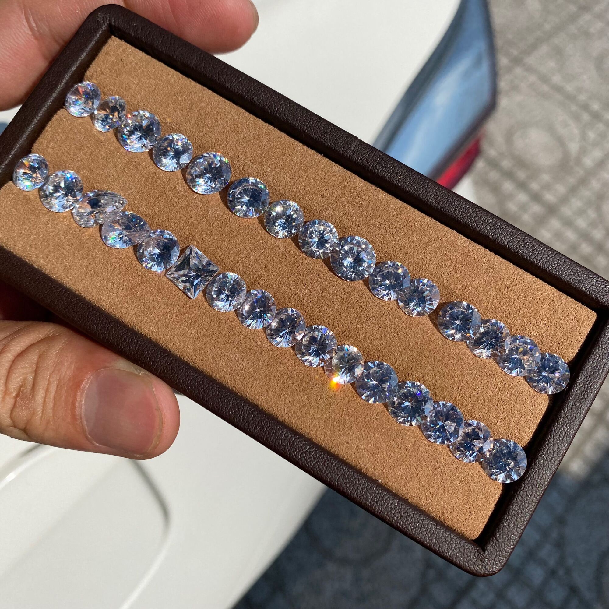 0900- giá 1 viên đá CZ ( ziconia) giá này (size 7-9mm thi lấy 1 viên )(5-6 mm thi lấy 2 viên