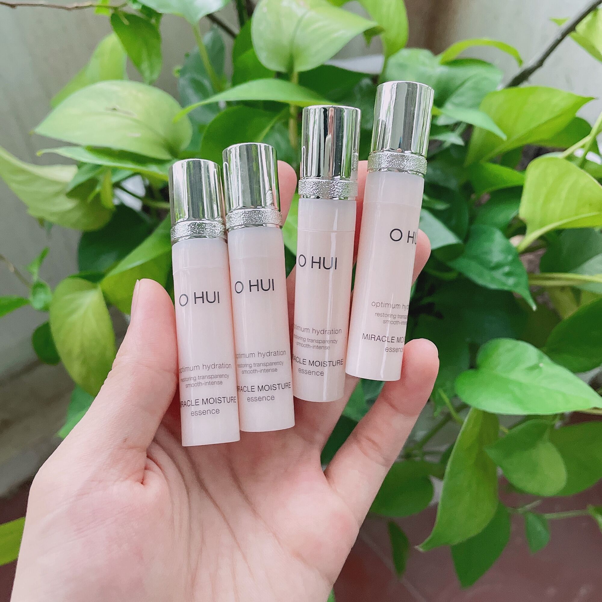 Tinh Chất Cấp Ẩm Chuyên Sâu Ohui Miracle Moisture Essence 3Ml