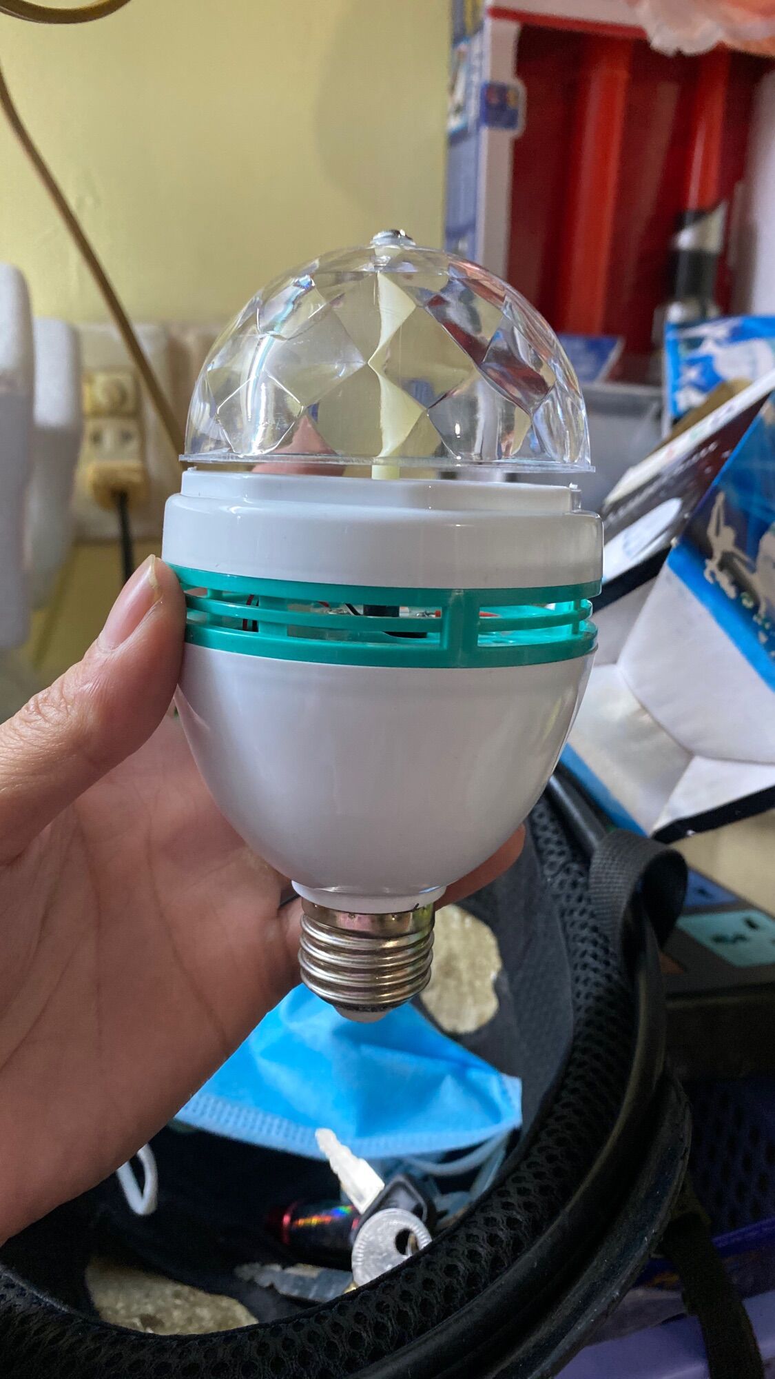 đèn led xoay trang trí nhiều màu sắc .
