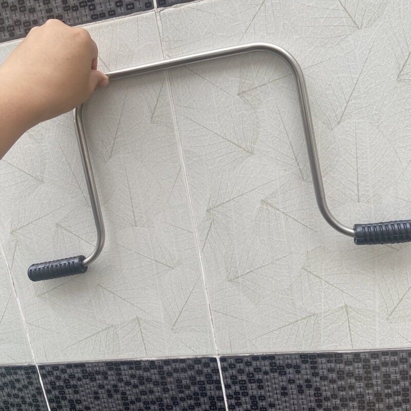 Gác chân cho cục nệm đi xe máy có kèm ốc vặn vào cục nệm