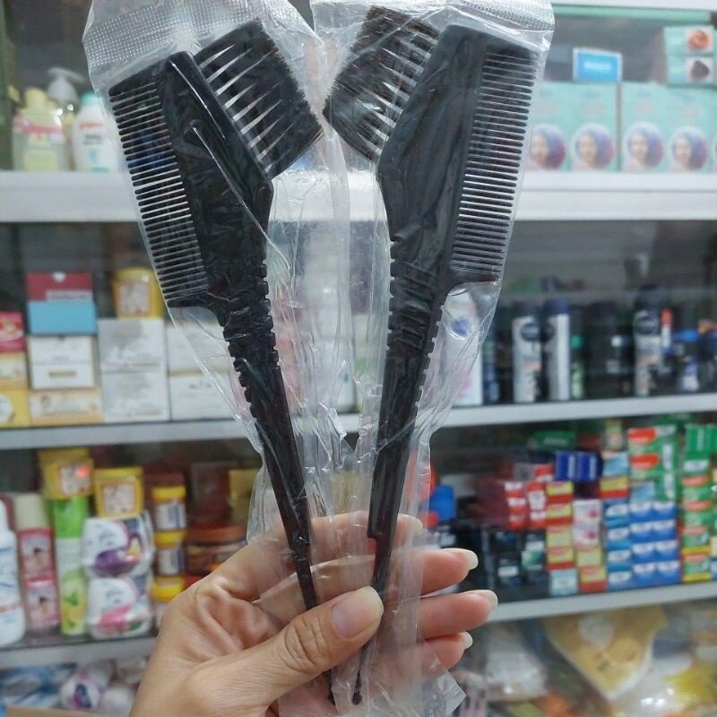 Lược nhựa hai mặt giúp nhuộm tóc đều màu hơn