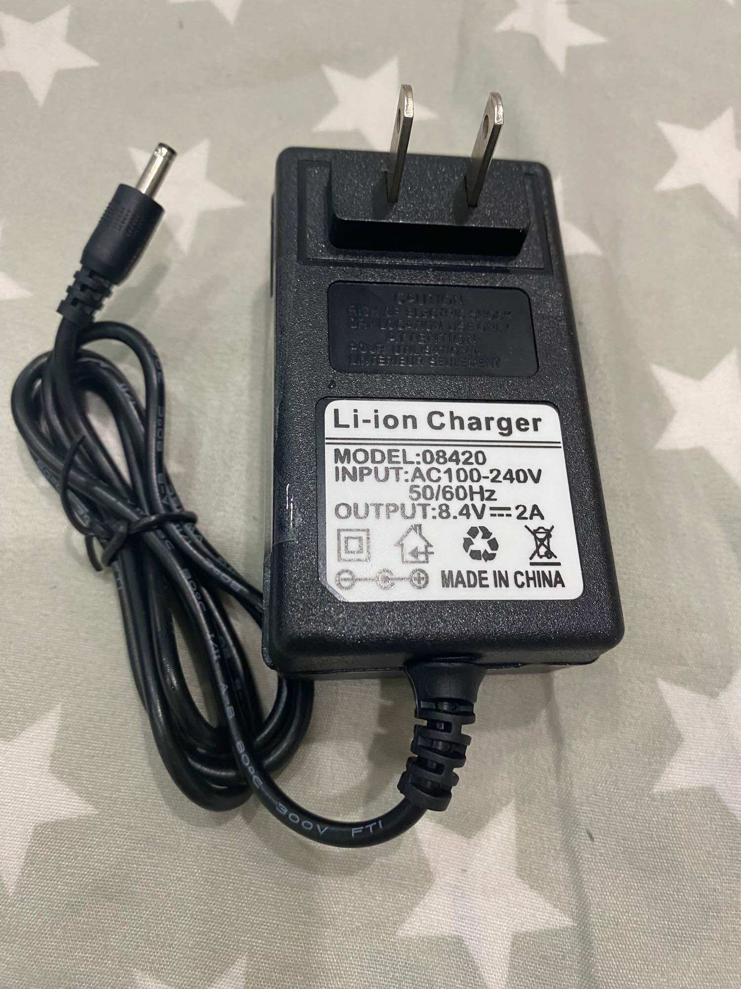 Cục sạc nhanh 8.4v- 1.5a/2a chính hãng dành cho áo điều hoà