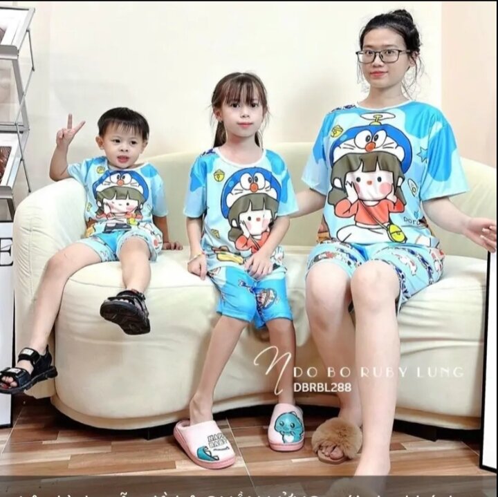 Đồ bộ mẹ và bé thun lạnh in 3D mẫu cô gái Doraemon xanh, quần ngố