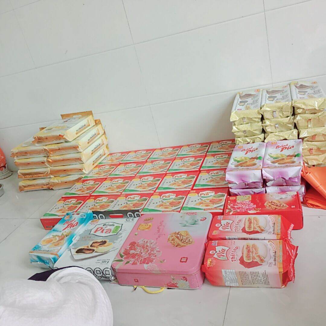 Bánh Pía Thịt Lạp Tân Huê Viên